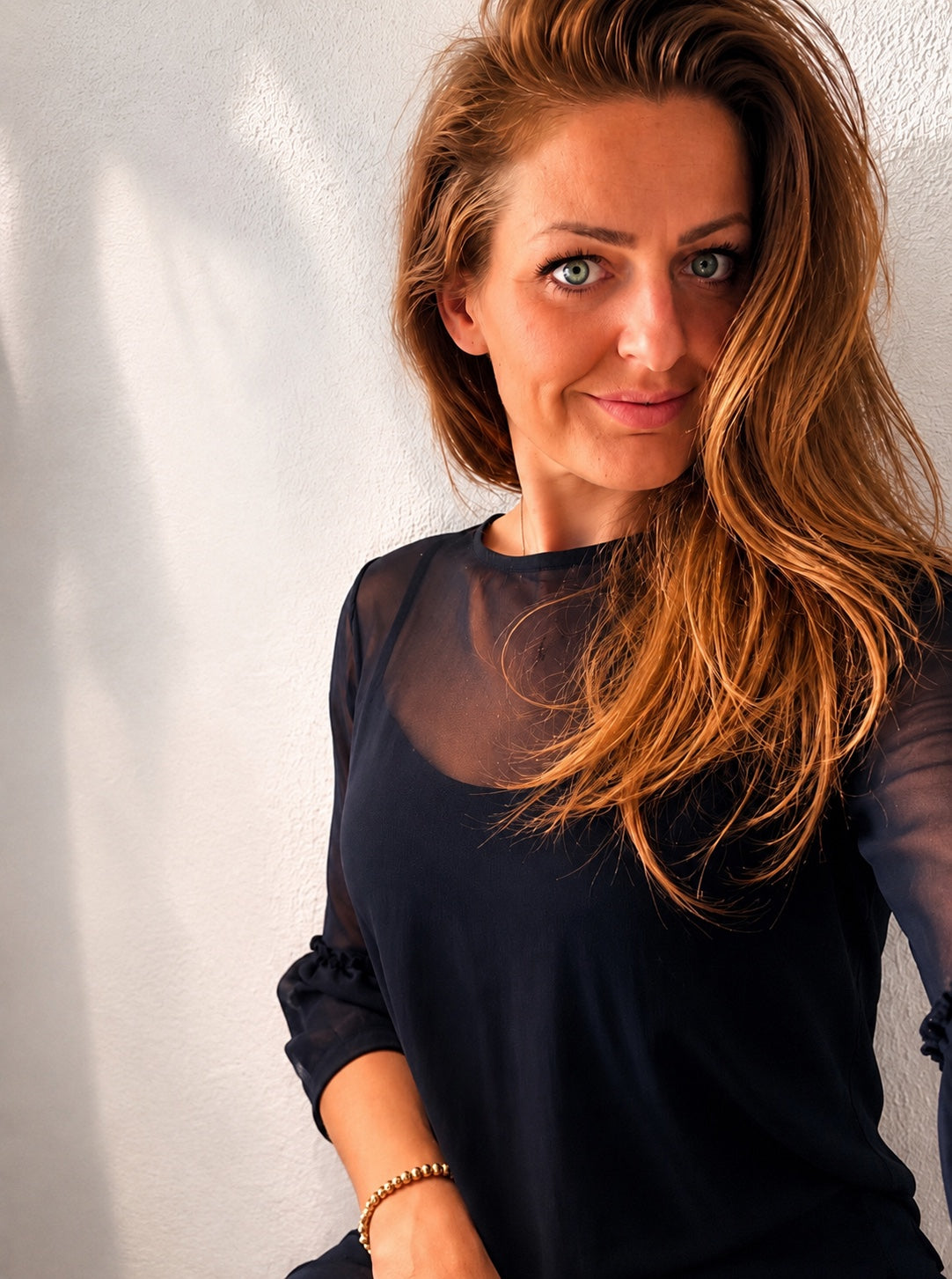 Jennifer von Heartdriven in einem warmen Gold Beige Glow Moment